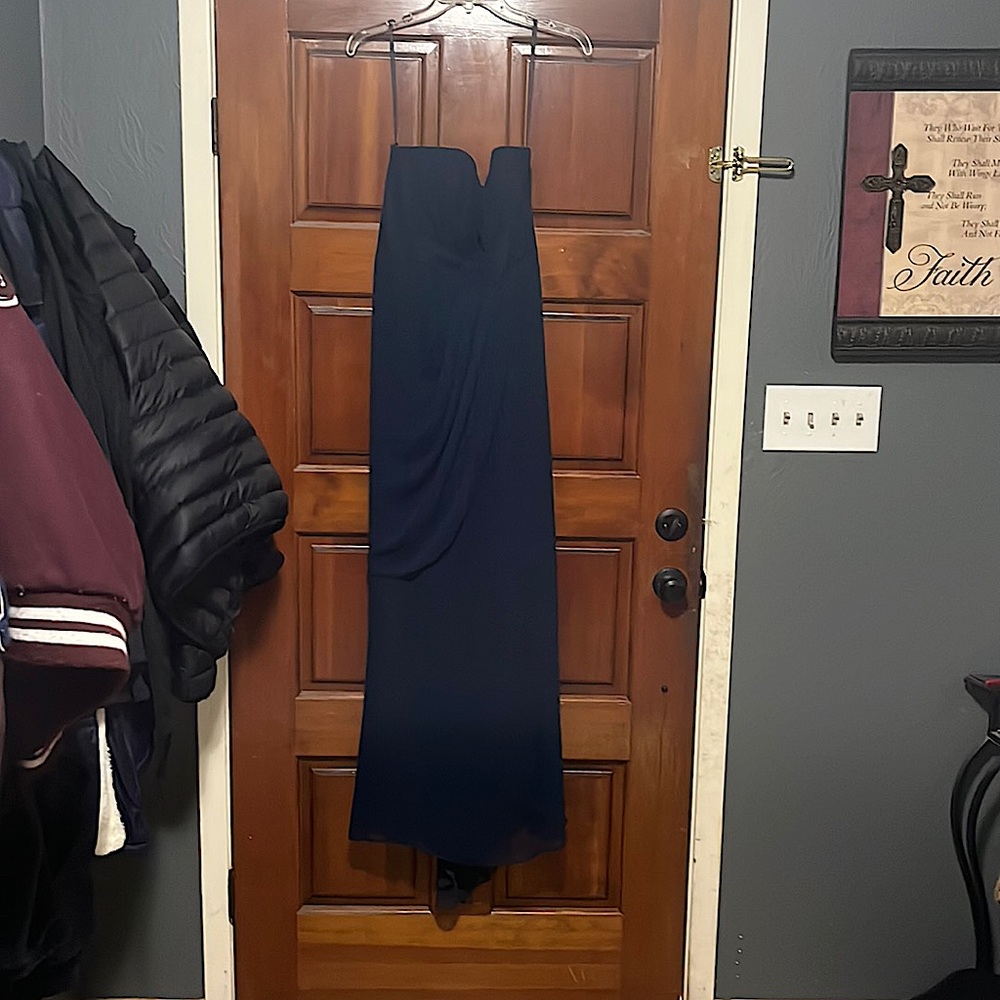 I’m selling a prom dress that doesn’t fit me anymore it’s a sleeveless cut.